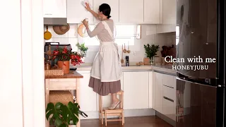 Winter cleaning routine / cleaning living room, kitchen and refrigerator / Clean with Me