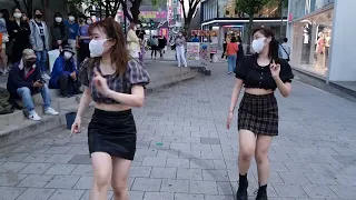 WEDNESDAY. LUCKYLOVE, LOVELY CHINESE GIRLS. BEAUTIFUL ATTRACTIVE BUSKING ON HONGDAE STREET.