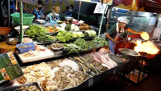 Bangkok Chinatown street food with long queues - Thai street food