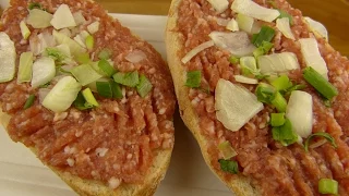 Hackepeterbrötchen (Raw Minced Pork)