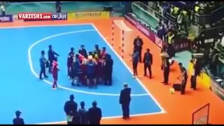 The most beautiful gesture from Iran at the end of the worldcup Futsal game- Iran - Brazil