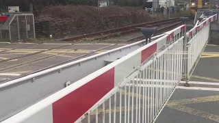 *BROKEN(ish) alarm* Porthmadog station level crossing