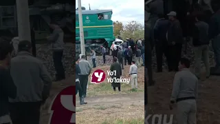 tezkor xabar Poyezd sparkni pachoqlab tashladi | легковой автомобиль Спарк столкнулся с поездом ДТП