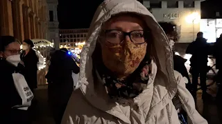 Corona-Demo in Halle: "Omas gegen Rechts" stellen sich zum Gegenprotest