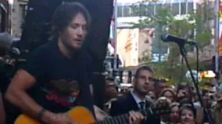 Keith Urban - Look good in my shirt. Pitt st mall sydney 15.12.10.mp4