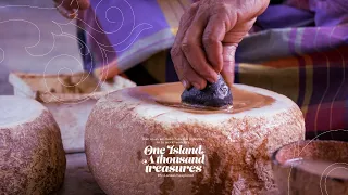 Making of an eye glass lens with a grind piece of quartz - One island A thousand treasures