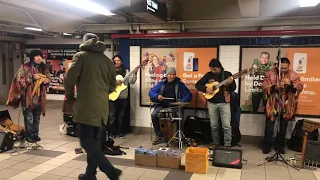 Обалденное музыкальное исполнение в Нью-Йоркском метро . Amazing musical performance in NYC subway.