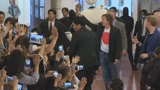 ポールさんにファン大歓声 ４８年ぶり武道館公演で来日 Paul McCartney arrives in Japan