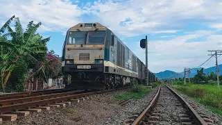 D20E-014 kéo tàu SH62 kép D13E-705 thông qua ga Ninh Hoà ( 16:36 | 16 - 5 - 2023 )