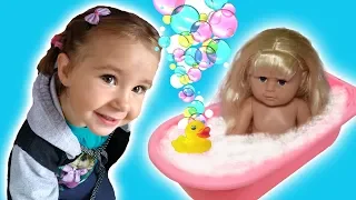 Amina washes LOL a 🛀 Video for kids!!! Doll bath time, Baby Dolls Hair wash