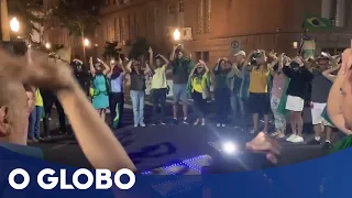 Em Porto Alegre, bolsonaristas pedem ajuda a 'general' e sinalizam para supostos extraterrestres