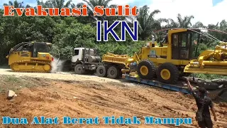 Proses Evakuasi Truk Trailer Muatan Alat Berat yang Temundur di Gunung Sabut Kawasan IKN