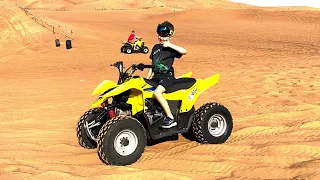 فلاد ونيكي يركبان سيارات الأطفال في الصحراء.