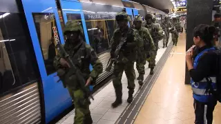 Livgardet åker tunnelbana / Swedish Life Guards on metro exercise