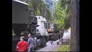 Tatra 813 Kolos táhne naložený kamion do kopce