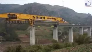 Maschine baut Brücke in China.