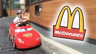 McDonalds 🍔 con MI COCHE 🚗 !! (Drive Thru Rayo McQueen - Power wheels ride on car pretend play)