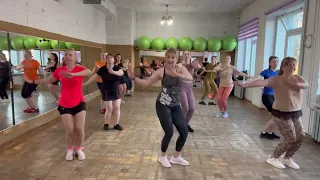 Легкі танцювальні рухи.