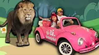 Biankinha e JR andam no carro de brinquedo para piquenique radical! ♥ Barbie car Camping adventure