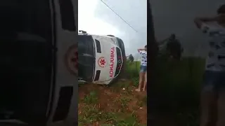 AMBULÂNCIA DO SAMU CAPOTA NA BR-070 EM ÁGUAS LINDAS GOIÁS. @BonekaJaiba