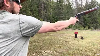 ✅out John Wayne style flip cocking the Winchester 1892 mares leg  357 magnum and shooting steel