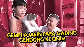 AJARIN PAPA GADING GENDONG KUCING!!