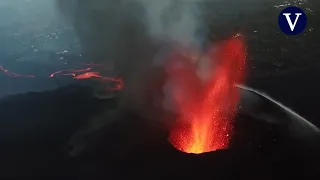 El impresionante vuelo de un dron sobre las bocas del volcán de La Palma