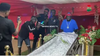 TikTok star Ahoɔfɛ stands in state as teârs roll uncöntrollâbly in Kumasi