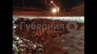 Автолюбительница угодила в яму на дороге в Хабаровске и лишилась колеса.