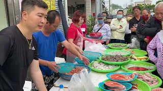 阿源把剩下的鮭魚一口氣都賣完了 台中市豐原中正公園  海鮮叫賣哥阿源  Taiwan seafood auction