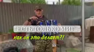 Мужик очень красиво играет на необычной миди гармошке