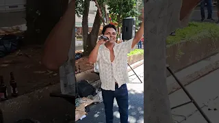 Ele ganha a vida cantando nas rua da maior cidade do país e emociona São Paulo