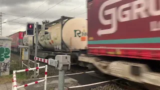 Züge Bahnübergang Bahnschranken Railway crossing Umgebung von Dortmund