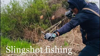 Slingshot Fishing online, Как ловить на рогатку