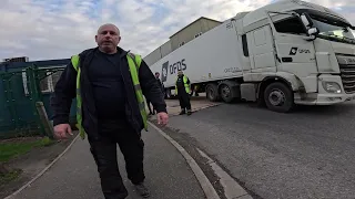 Aggressive Lorry Driver Wants To Fight Citizen Journalist On Public Pavement 😨🛸🎥❌