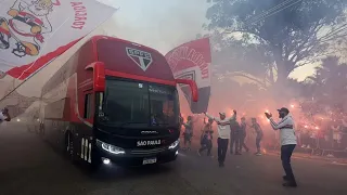 DE ARREPIAR! Chegada do ônibus do São Paulo no Morumbi