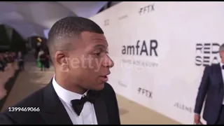 Kylian Mbappé speaks english , French and Spanish 😮😮