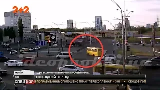 У Києві на пішохідному переході маршрутка на смерть збила жінку