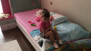 Arya bebeklerine mama yedirdi ama uyutmak istemedi. Eğlenceli çocuk videosu