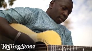 Malian Virtuoso Guitarist Vieux Farka Tour√© Plays the Desert Blues