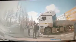 Вот почему опасно переходить дорогу прямо перед грузовиком