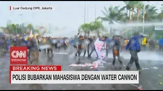 Ricuh di DPR! Detik-detik Polisi Bubarkan Mahasiswa dengan Water Canon