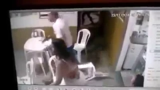 Бразильский коп стреляет в грабителя