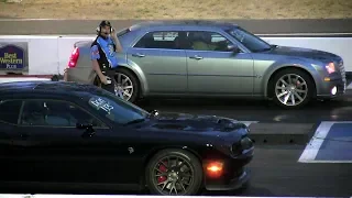 Chrysler SRT8 vs Hellcat - drag race 1/4 mile