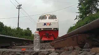 TANPA AMPUN‼️KA PASUNDAN SUPER NGEBUT  || Apa Yang Terjadi Ketika Botol Aqua Di Letakan Tengah Rel?