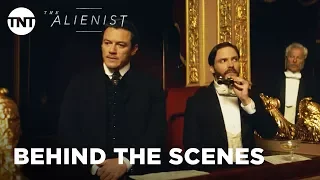 The Alienist: New York in 1896 with Daniel Brühl, Luke Evans & Dakota Fanning - Season 1 [BTS] | TNT