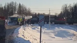 Поезд сносит тягач с тралом на переезде. Real Video