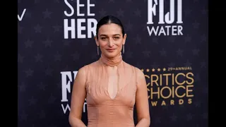 Jenny Slate's Unforgettable Oscars 2023: A Dress Split Saga