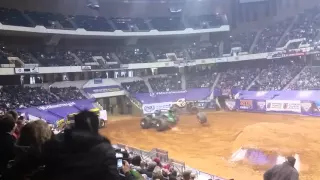 Grave digger loses a wheel