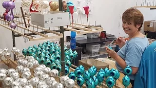 GLASSOR US - How are our glass Christmas ornaments made
